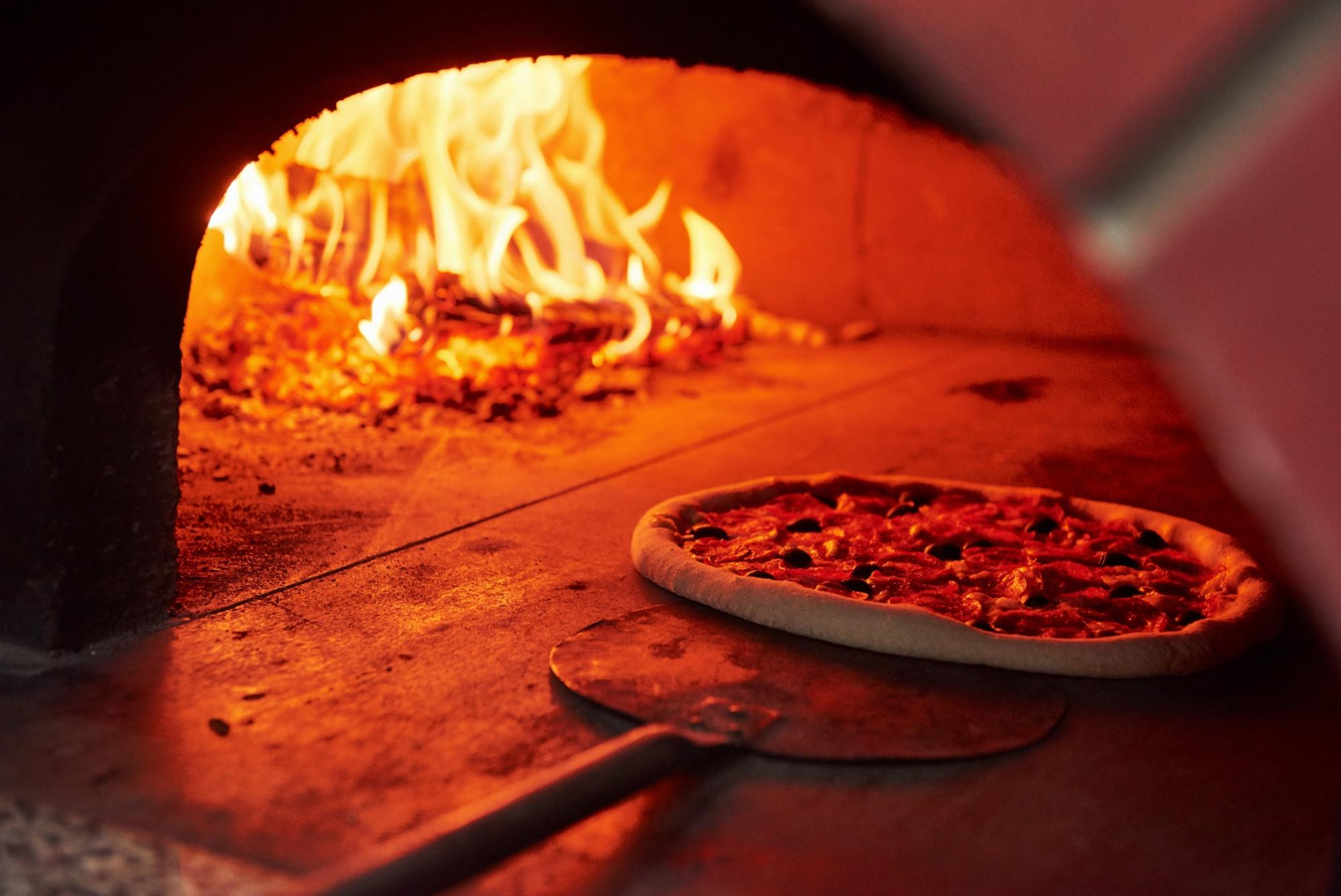 What temperature should a pizza oven be