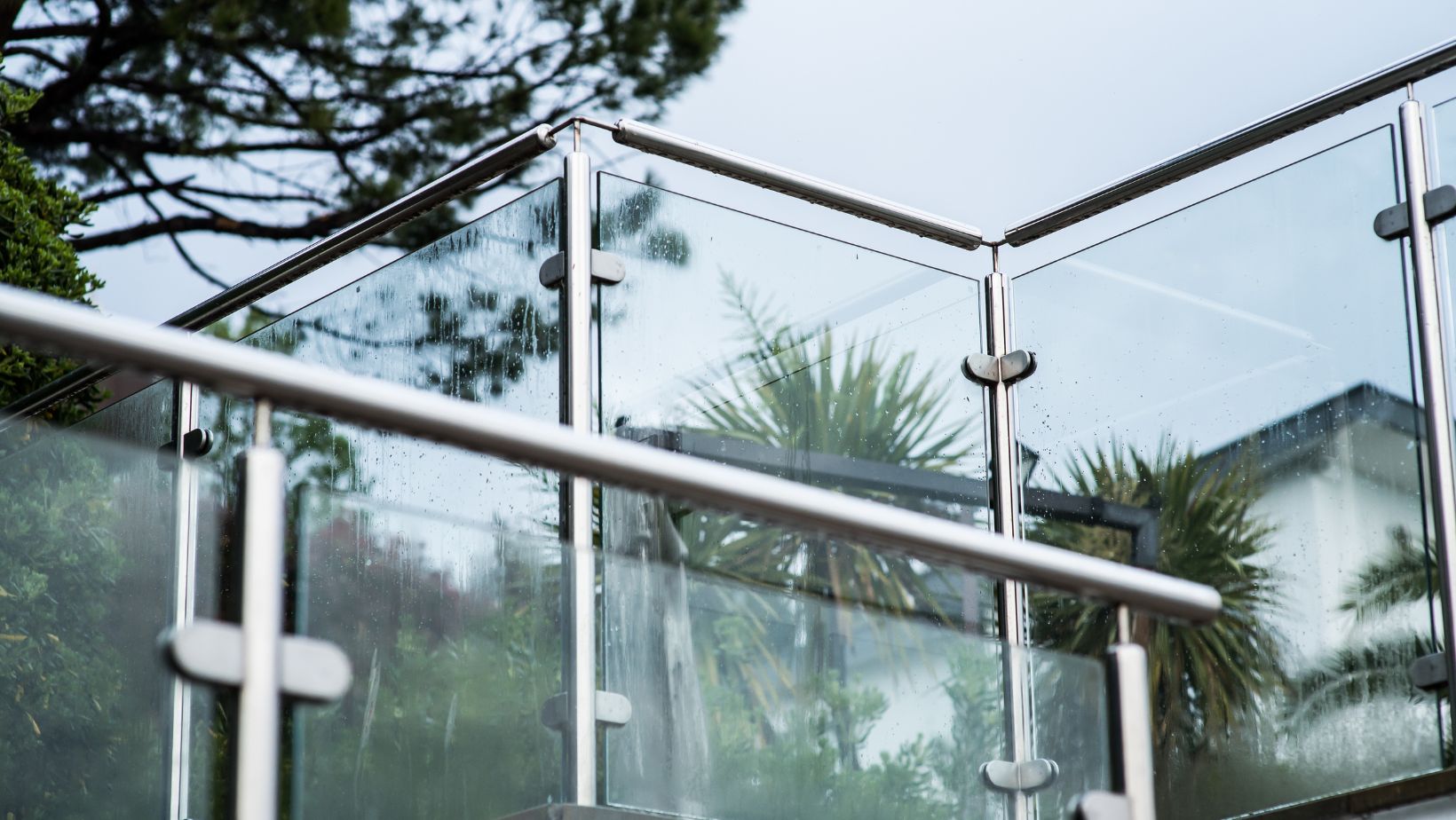 The Benefits Of Choosing Glass Panel Railings The HomeTrotters