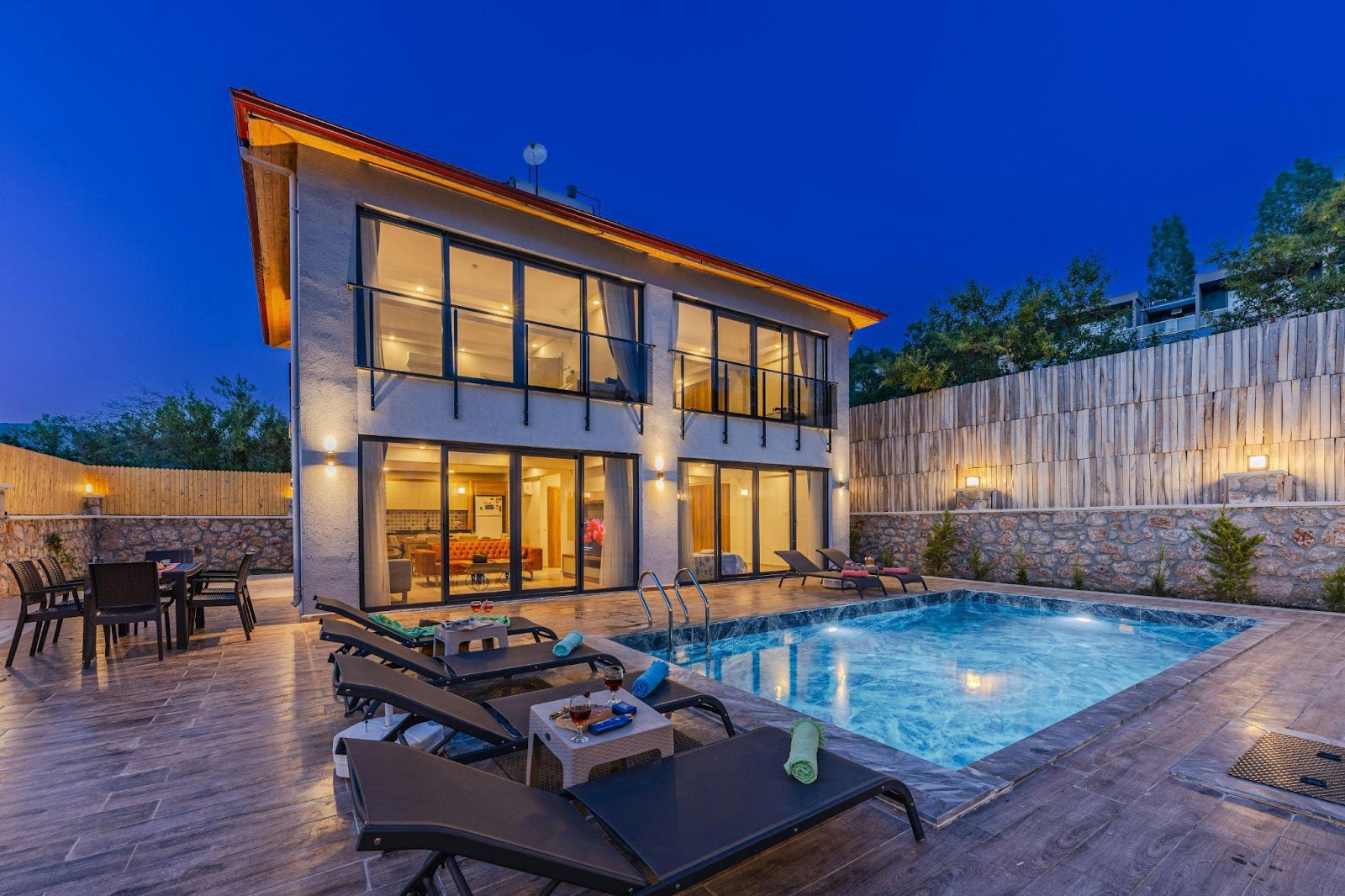 7 creative ways to use lights in your outdoor space