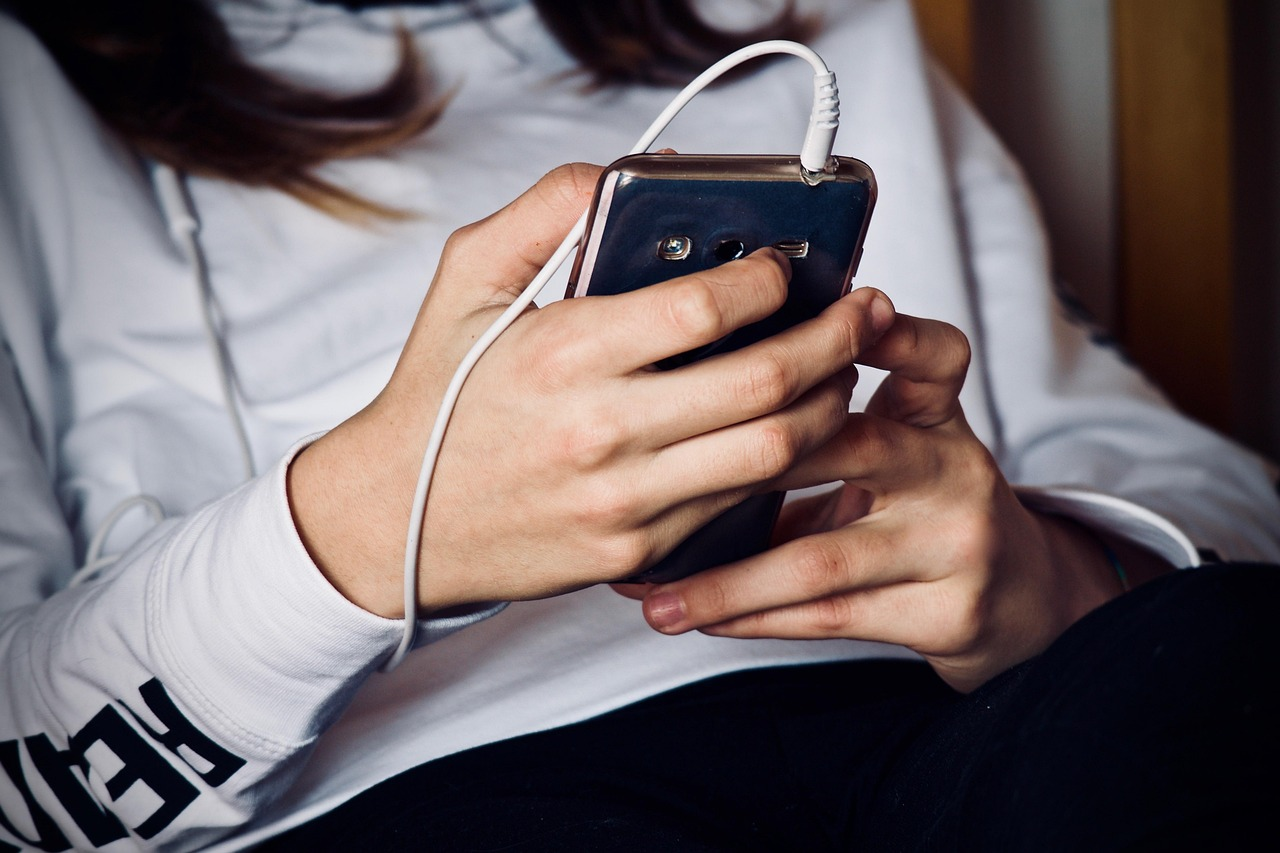 From layovers to late nights easy ways to stay entertained while travelling