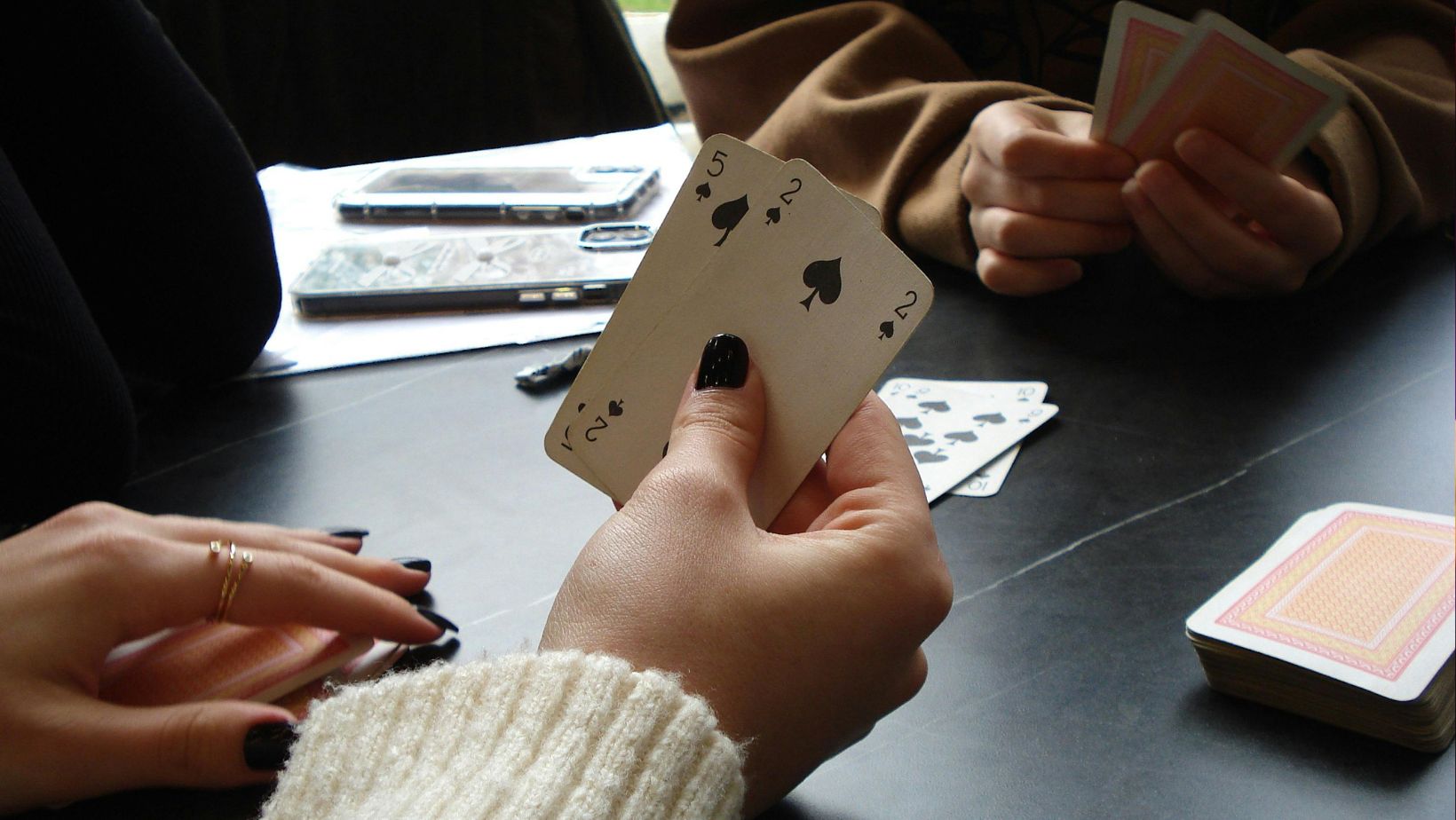 How to choose the right gaming table for board games and tabletop play