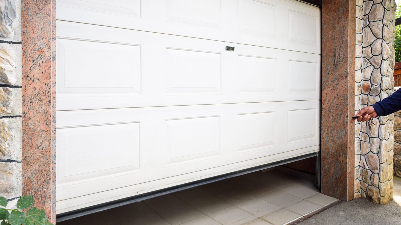 10 tips for finding a trusted garage door company near you