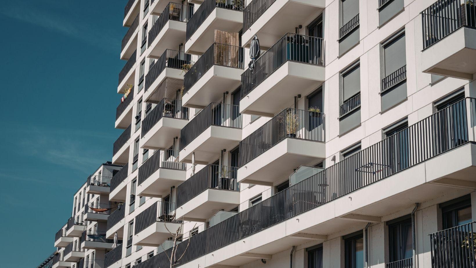 apartment move tips, moving day challenges, easy apartment relocation, apartment moving checklist, professional moving services, apartment move guide, local apartment movers, stress-free moving, moving day preparation, city-specific moving solutions