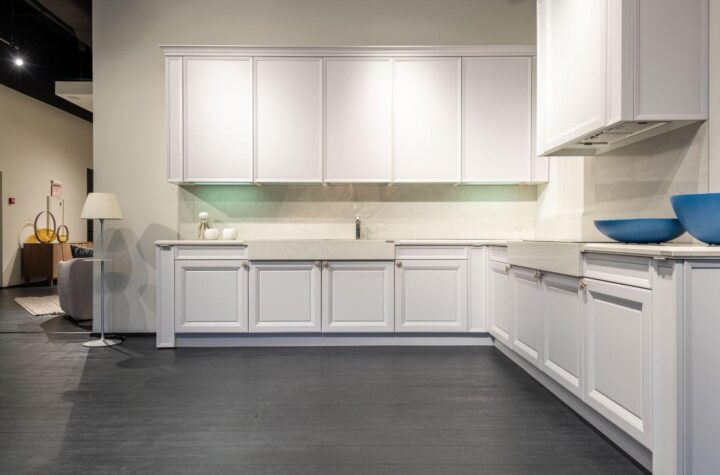 kitchen cabinet styles, custom cabinet design, showroom cabinet selection, cabinet frame renovation, cabinet planning tips, homeowners cabinet mistakes, kitchen remodel advice, cabinet installation issues, cabinet style guide, local cabinet contractors