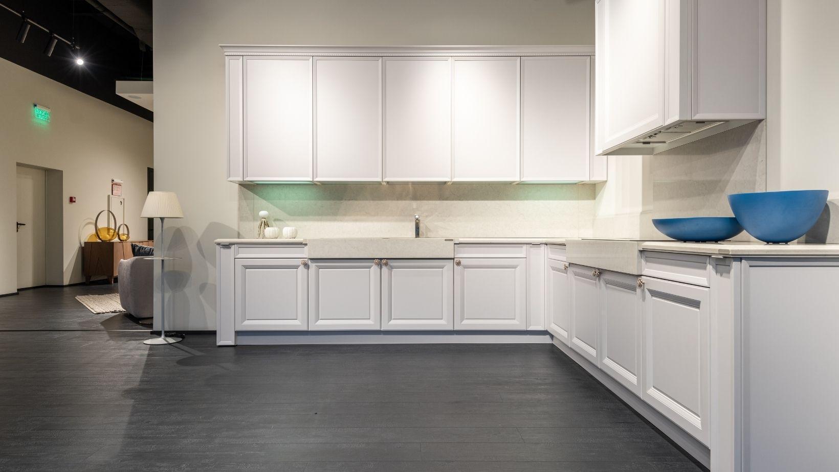 kitchen cabinet styles, custom cabinet design, showroom cabinet selection, cabinet frame renovation, cabinet planning tips, homeowners cabinet mistakes, kitchen remodel advice, cabinet installation issues, cabinet style guide, local cabinet contractors