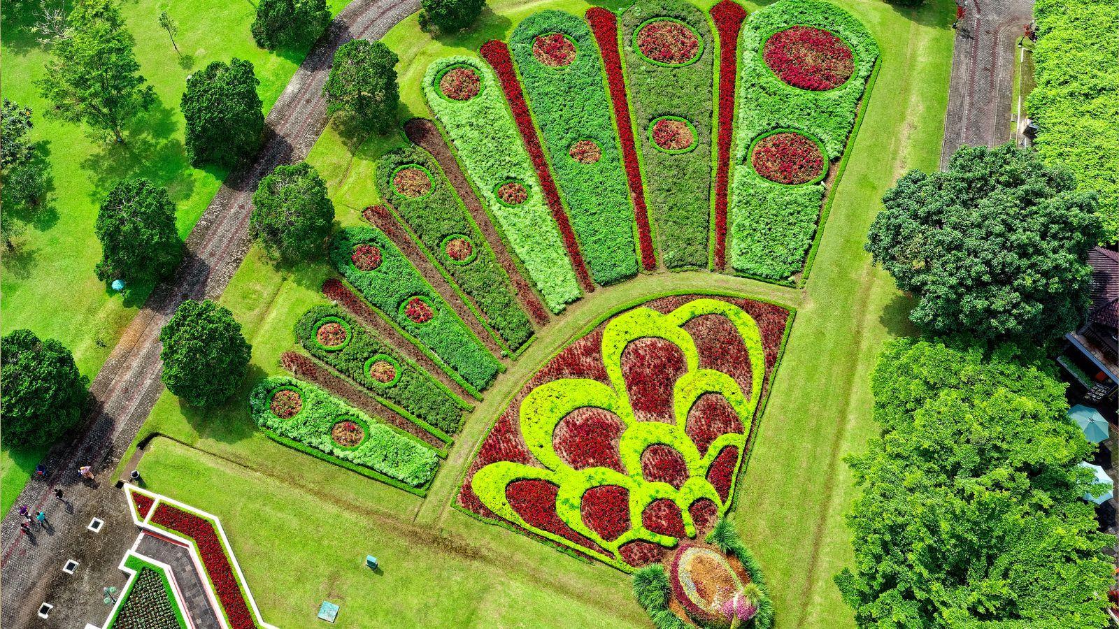 high-end garden design, professional garden design, expert landscape design, luxury garden ideas, garden design services, upscale outdoor space, garden styling professionals, bespoke garden solutions, landscape architecture experts, garden design consultancy